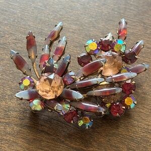 Beautiful Vintage Brooch!